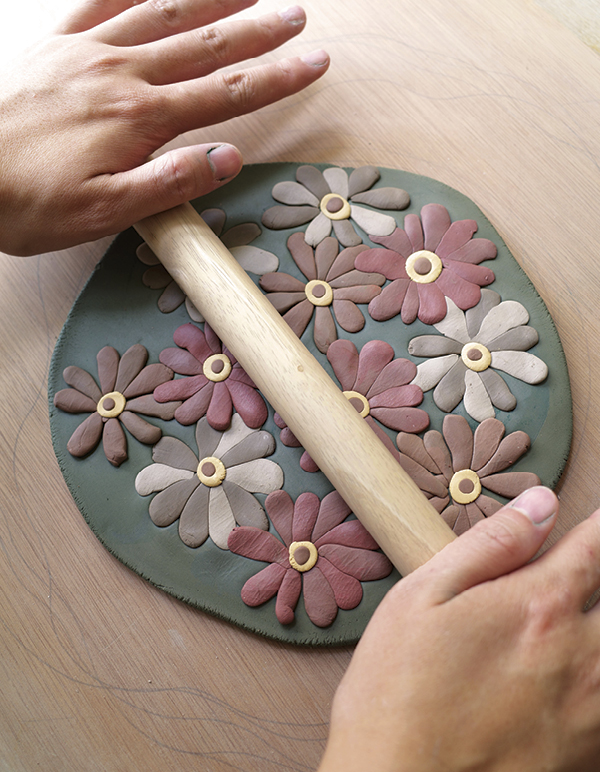 4 Compress and level the surface by rolling it from both sides.