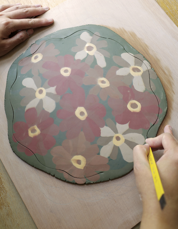 6 Cut out the outer shape of the mirror frame with a knife.