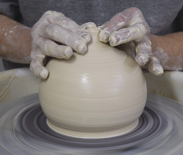 2 Collar in at the top. Thin the walls after collaring. Alternating collaring and thinning, bring the top in until there is only a tiny opening in the center.