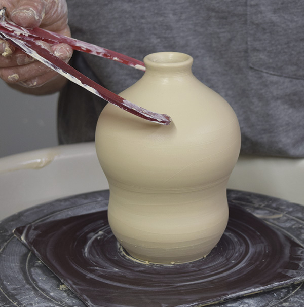 3 Use calipers to measure the base of the feeder.