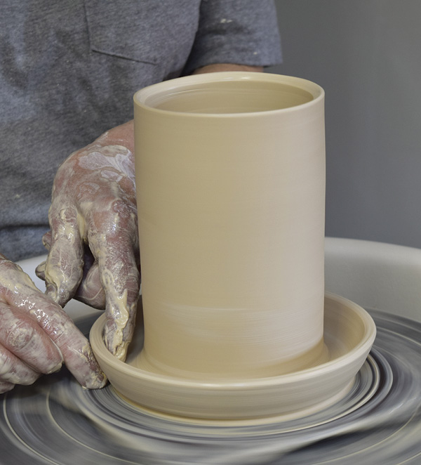3 With the exterior ring of clay, form the saucer with your fingertips.