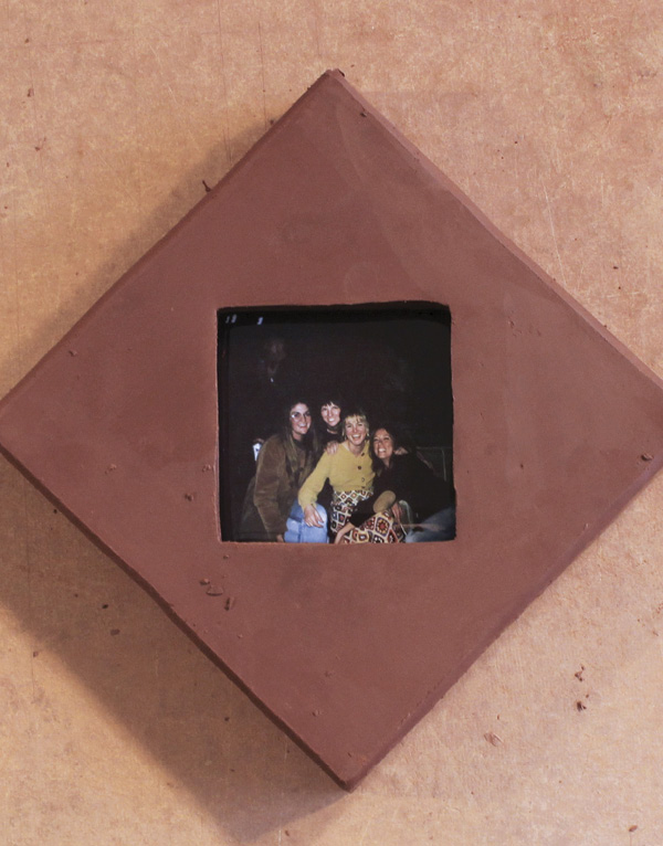 12 Preview of the frame showing the photo held by the ledge on the back.