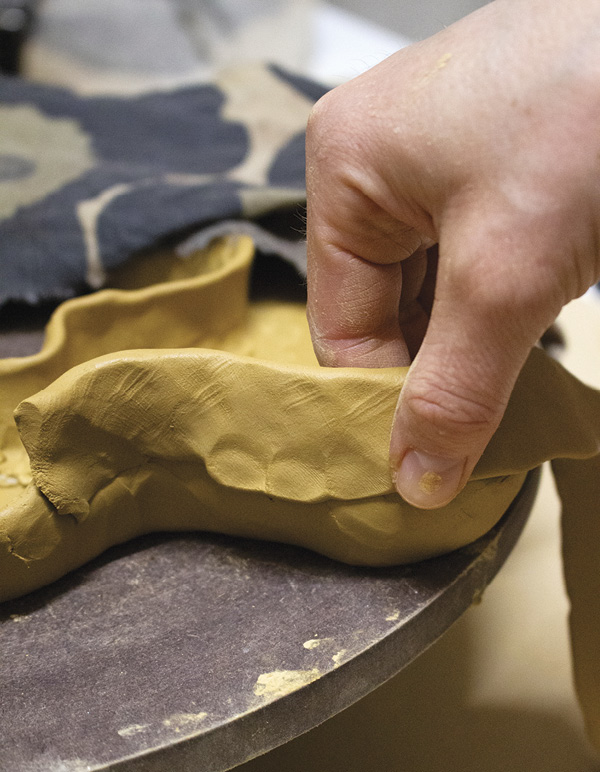 8 Make a new ribbon and pinch its thinner side to overlap the first layer.