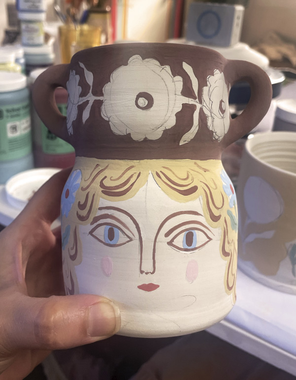 7 Use a contrasting color for the pot shape over the head so it stands out.