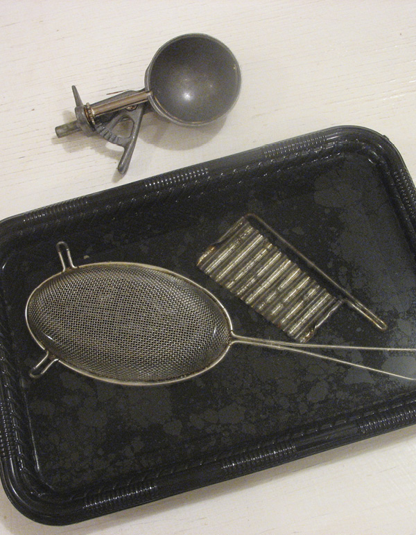 2 Remove the handles and soak the metal parts in white vinegar for ½ hour.