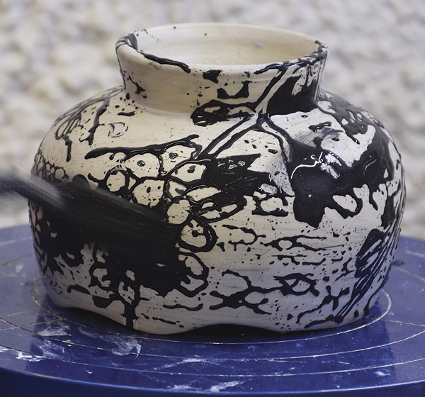 5 Coat the carved lines with black underglaze and let the surface completely dry.
