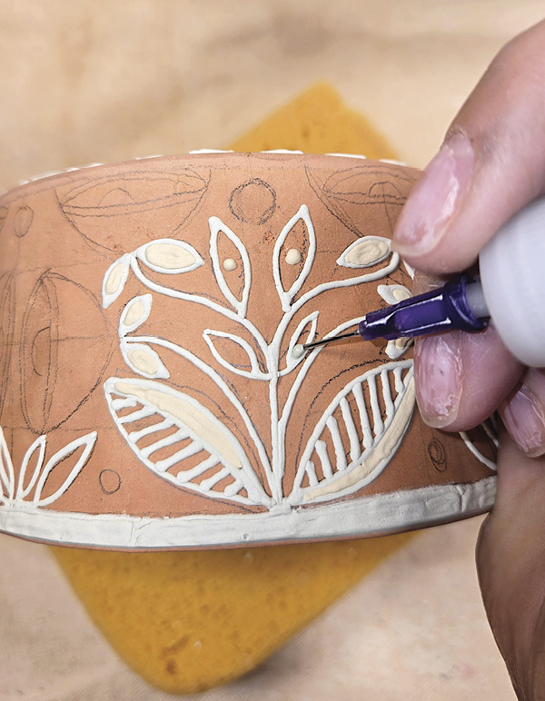 8 Fill in the leaves, going green by green around the pot.