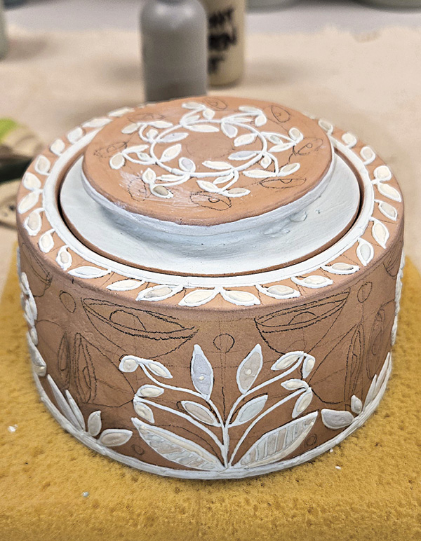 9 Finish the greens around the pot before moving on to the next colors.