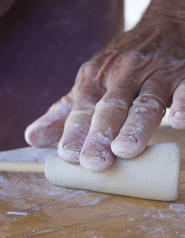 4 Form a spout using a chopstick. Pinch the edges to create a thin, tapered lip.