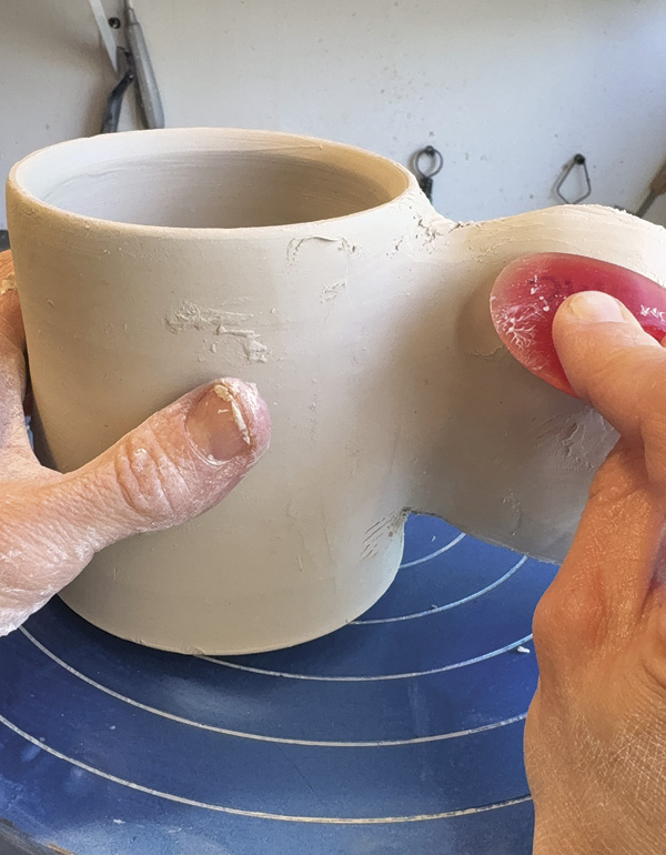 9 Smooth the lines with a smooth rib. Poke a small hole in the puffy shape.
