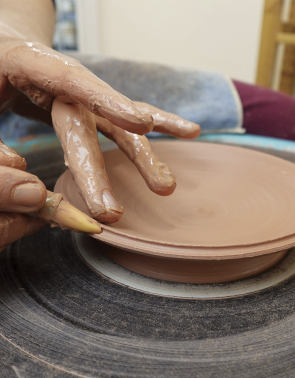 3 Use a clay shaping tool to split the rim of the saucer.