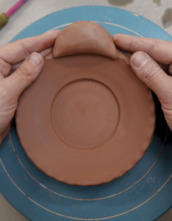 14 Slot the saucer into the gap of the puffy handle.