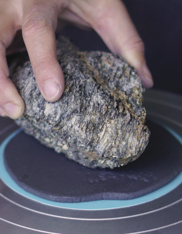 4 On round slabs, apply the same texture. Cut out the round slabs.