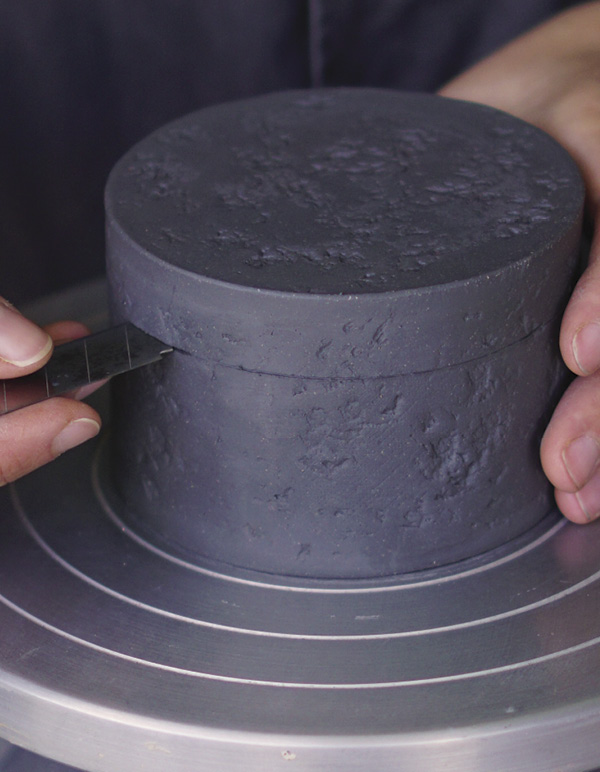 9 Cut the cylinder, ensuring the blade is perpendicular to the wall.