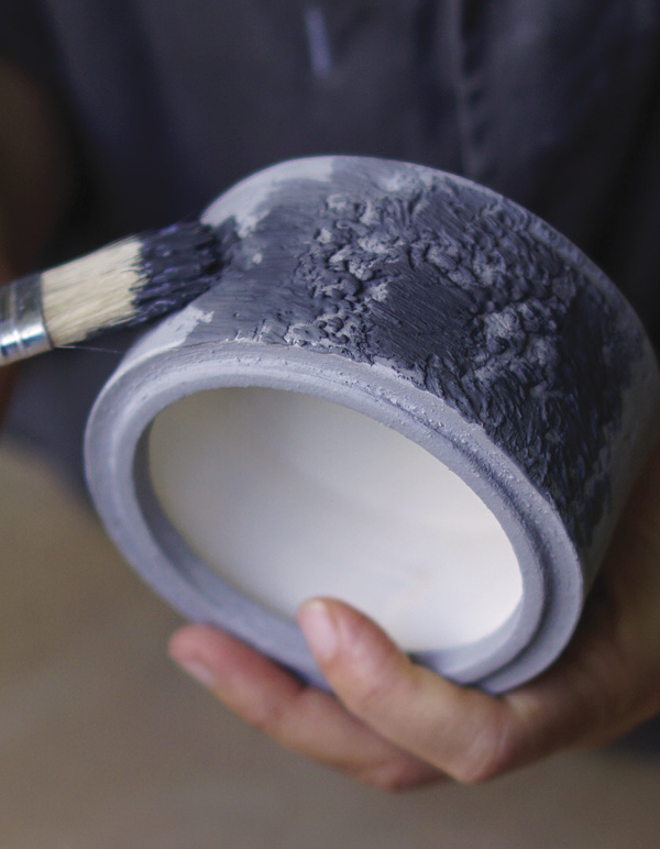 16 Coat the interior with glaze. Brush the exterior with a black fluxed engobe.
