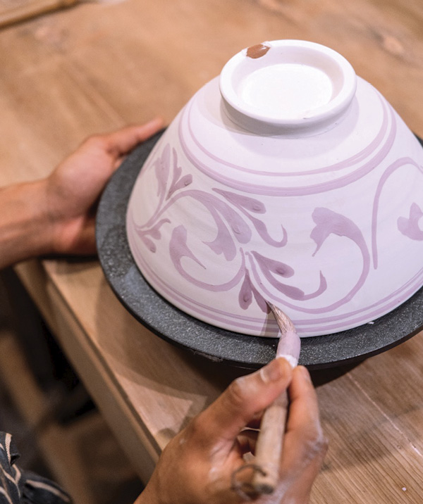 2 Glide the tip of the brush with your pinky finger or wrist stabilized to control your stroke.