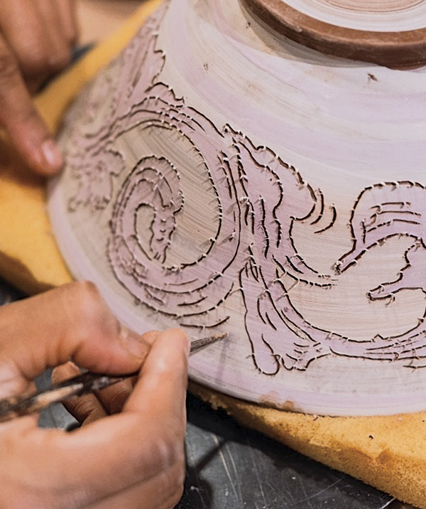 4 If you know that your slips are not very opaque, emphasize the strokes by carving the outline of the design.