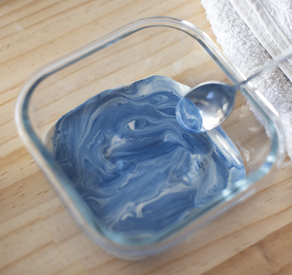 3 Gently combine the mixture until the powder and the engobe are fully incorporated together.