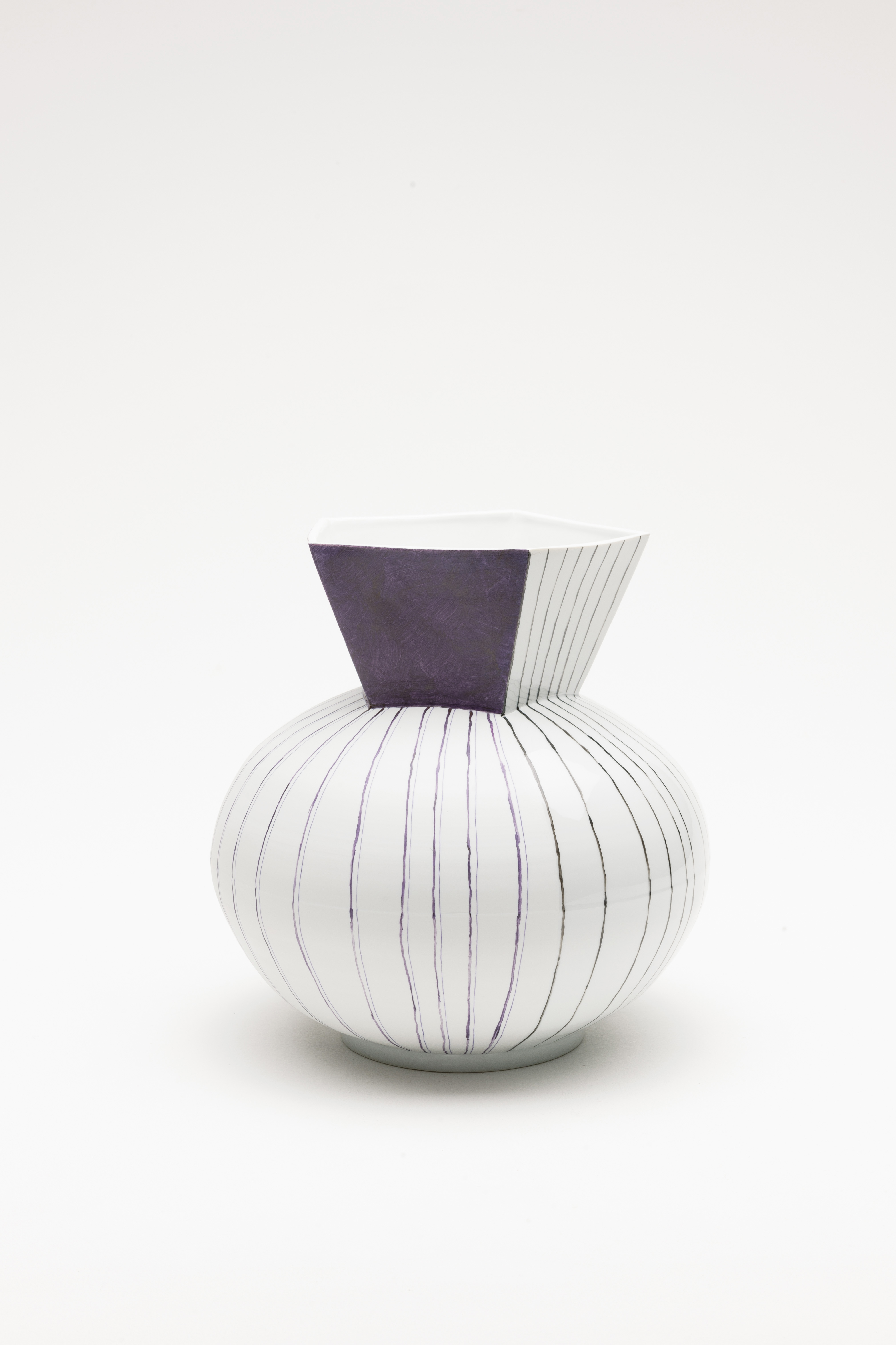 Jürgen Partenheimer’s Kalliope II#5, 11¾ in. (30 cm) in height, porcelain, painted polychrome enamels, 2011. Collection of Porzellanmanufaktur Nymphenburg, Münich Copyright: Jürgen Partenheimer et VG Bild-Kunst, Bonn Courtesy: Häusler Contemporary München/ Zürich.