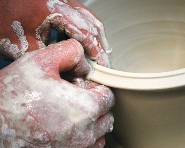 1 Split the rim using a chamois. Then shape your bowl.