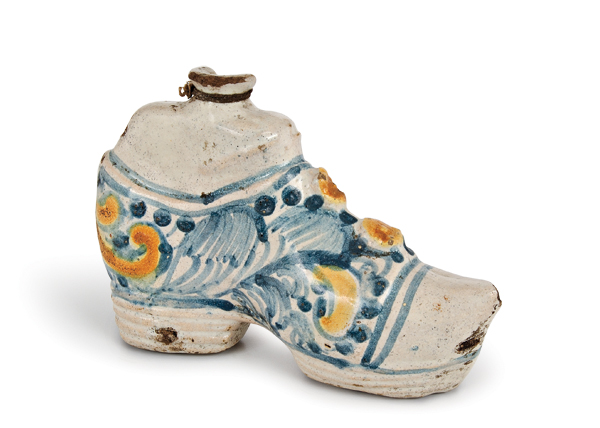 7 Foot warmer, Sicily, Italy, 6¾ in. (17 cm) in length, majolica, late 17th–early 18th century. Photo copyright: Museo Internazionale delle Ceramiche in Faenza. 
