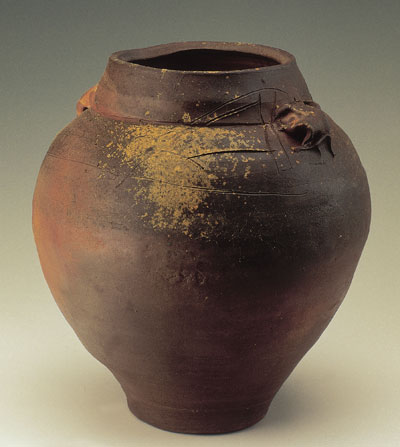 Janet Mansfield, “Anagama Fired Jar,” height 45 cm. This piece was made from local clay and glazed with the ash naturally generated during the firing. The fuel was eucalyptus wood. The firing took three to four days in Mansfield’s anagama kiln.