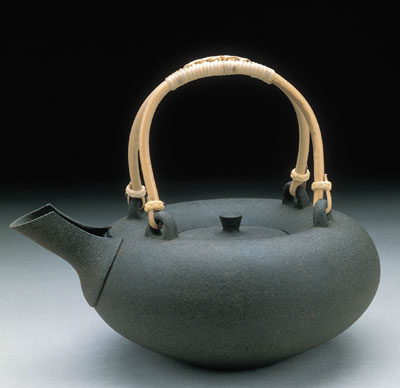 John Neely, “Teapot,” reduction cooled. Neely maintained reduction conditions in his kiln during the cooling period. In this way he was able to produce the black body color we see in this piece. A glaze would be redundant here.