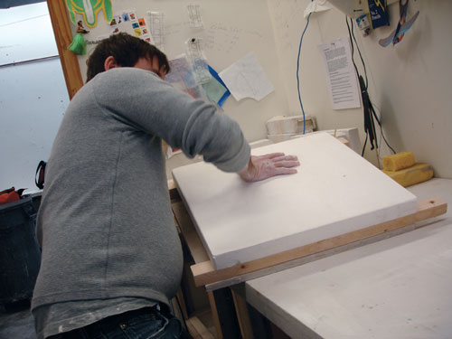 Fig.8 Put two 2x2 boards on the edges of the plaster slab, place a ware board on top, and flip the sandwich.