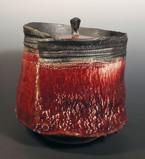 Eddie Curtis uses contrasting copper effects for black rim and red reduction glaze over his textured jar. Ht: 30 cm (12 in.). Photo courtesy of the artist.