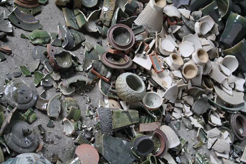 Pottery destroyed in the earthquake by Masakatsu Kuriya.