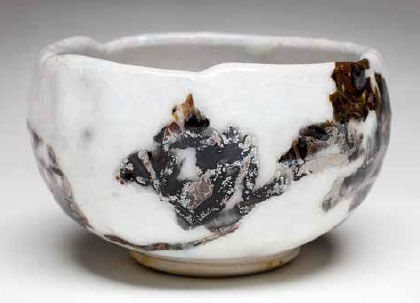 Figure 1.1. Greg Daly, bowl, 1986. Glazed with potash feldspar, poured, with iron brushwork. Photo: Stewart Hay.
