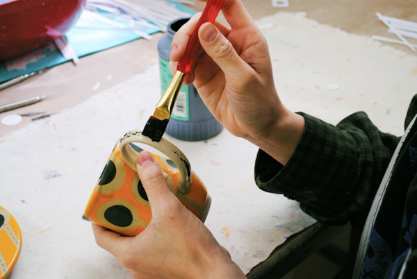 14. Attach the handle to the teacup, coat it with wax, and add a corresponding inlaid mishima pattern to its outer surface.