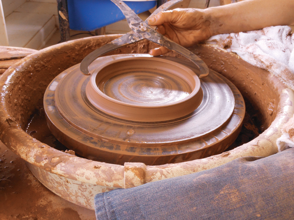 2 Throw a short, bottomless ring. The bottom of the ring, which is flat on the bat, will attach to the slab for the top of the lid.