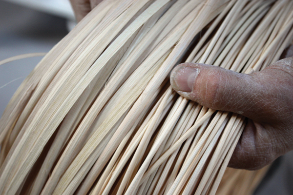 1 The two the most commonly used cane for handle making are the ¼-inch flat reed and the round reed.