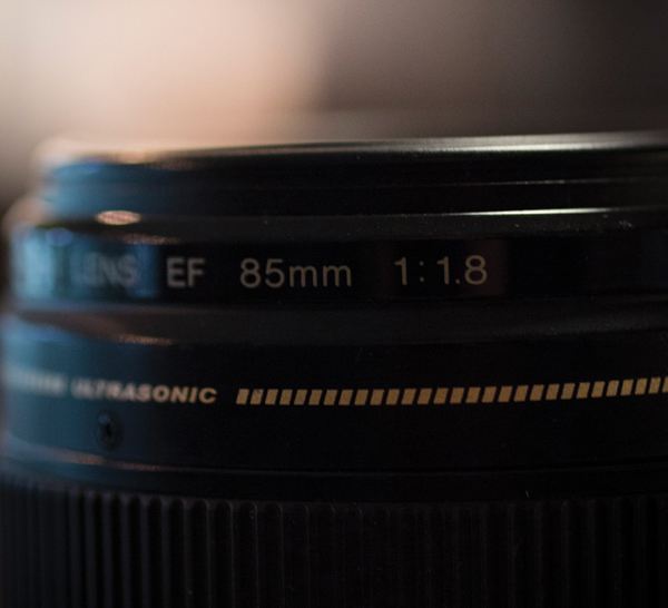 3 A prime lens with a fixed focal range (85 mm) with an aperture of 1:1.8.