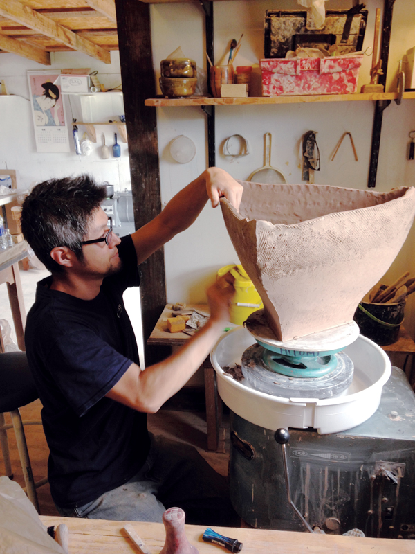 1 Takuro Shibata coil building and refining a large stoneware jar in the studio