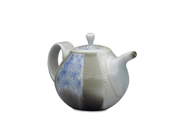 2 Squat Teapot, 7 in. (18 cm) in height, porcelain, soda fired, 2017.