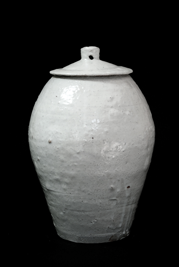 1 Rob Barnard’s covered jar, 11 in. (28 cm) in height, stoneware, white slip, clear glaze.