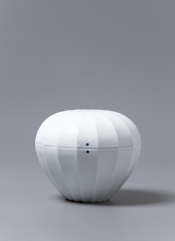 3 Blue-and-white box, 9½ in. (24 cm) in height, wheel-thrown porcelain, mid-range reduction fired, 2007. Courtesy of Moon Do Bang.