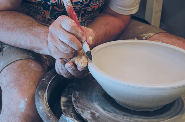 1 Throw a medium-to-large sized bowl. Prepare to split the thick, flattened rim using a conical rubber-tipped tool.