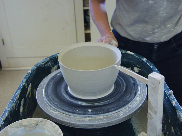 2 Mark the height and diameter of the bowl using a throwing guide, throw a second identical bowl and keep both attached to the bats.