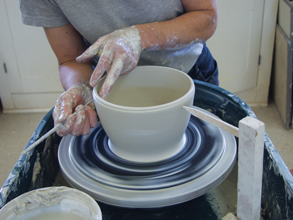 3 Bevel the second bowl at the opposite angle to the first one. Wrap the rims of the two bowls, allow the bowls to stiffen.