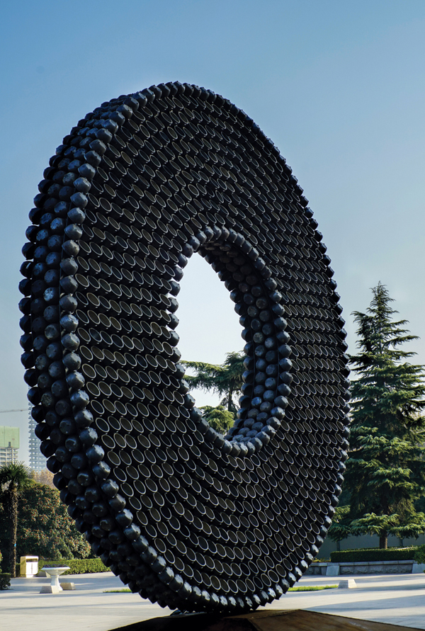 2 Huang Ke’s Jade Bi, 26 ft. (8 m) in height, each bowl 5¾ in. (15 cm) in height, coal-fired ceramic, metal structure, 2016.