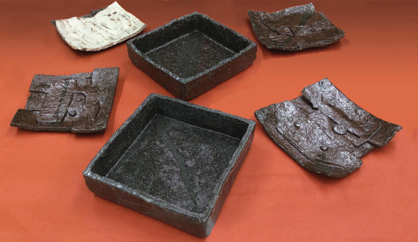 2 Jun Komatsu’s functional ware pieces (2017) are made from the same clay from the Shigaraki area. The black coloration occurs when the piece is in a high-reduction area of the kiln in the cooling period while the brown color appears when the piece is in an oxidation atmosphere area of the kiln during cool down.