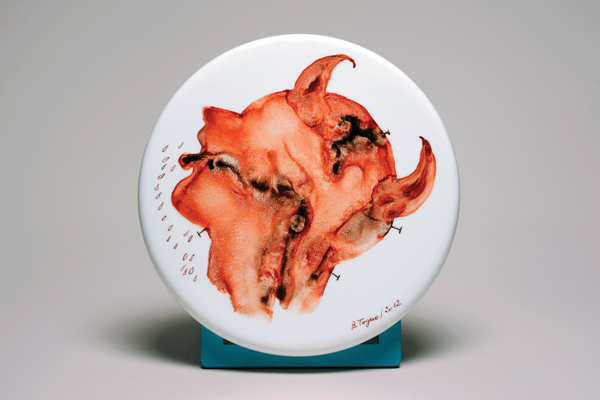 Barthélémy Toguo’s Judith Cutting the Head of Holofernes (1 of 12 plates), 15¾ in. (40 cm) in diameter,
fabricated porcelain, 2012. Copyright Gérard Jonca/Sèvres. Courtesy of the Henan Museum.
