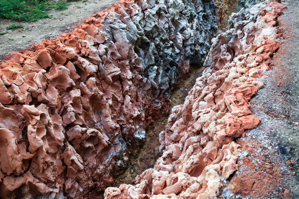 6 Alexandra Engelfriet’s Tranchée (Trench), 164 ft. (50 m) in length, earthenware, fired from 2246°F (1230°C) to 1652°F (900°C), 2013. Photo: Guillaume
Ramon.