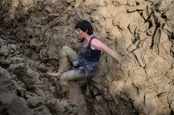 10 Alexandra Engelfriet creating Tranchée (Trench). Photo: Christophe Beurrier.