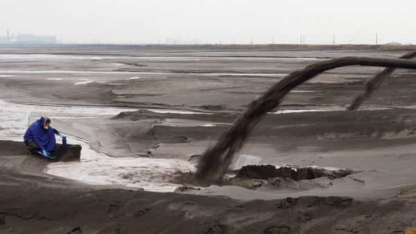 11 Toby Smith and Unknown Fields Division, collecting radioactive tailings
material in Inner Mongolia (film still), 2015.