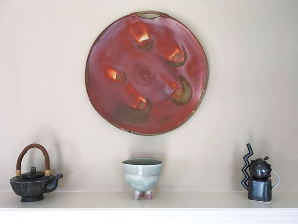 1 Seth Payne’s Large wood-fired platter (on wall), Steve Driver’s teapot (left) Harris Deller’s cup (center), and Joe Molinaro’s sculptural teapot (right) on display on Molinaro’s mantel in 2017. Deller’s piece met its untimely end on Molinaro’s move to Mexico. 