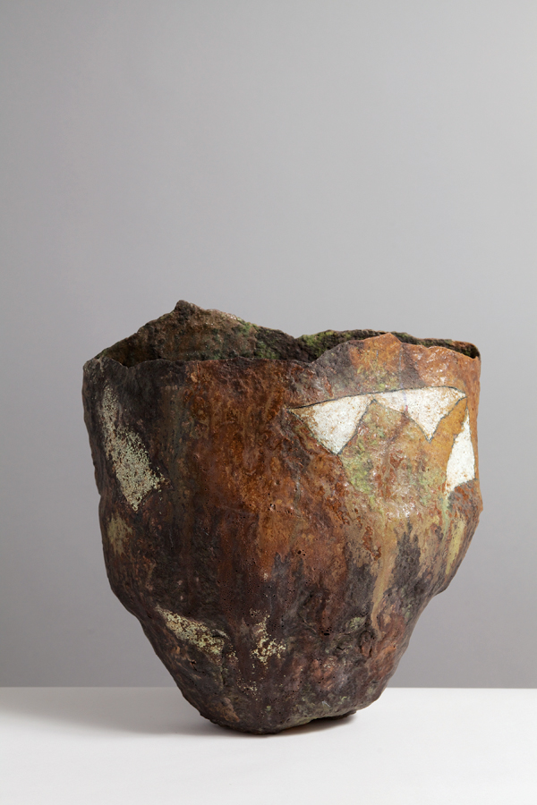 1 Sara Radstone’s Painted Vessel, 13¼ in. (35 cm) in height, stoneware, 1980. Photo: Phil Sayer. 